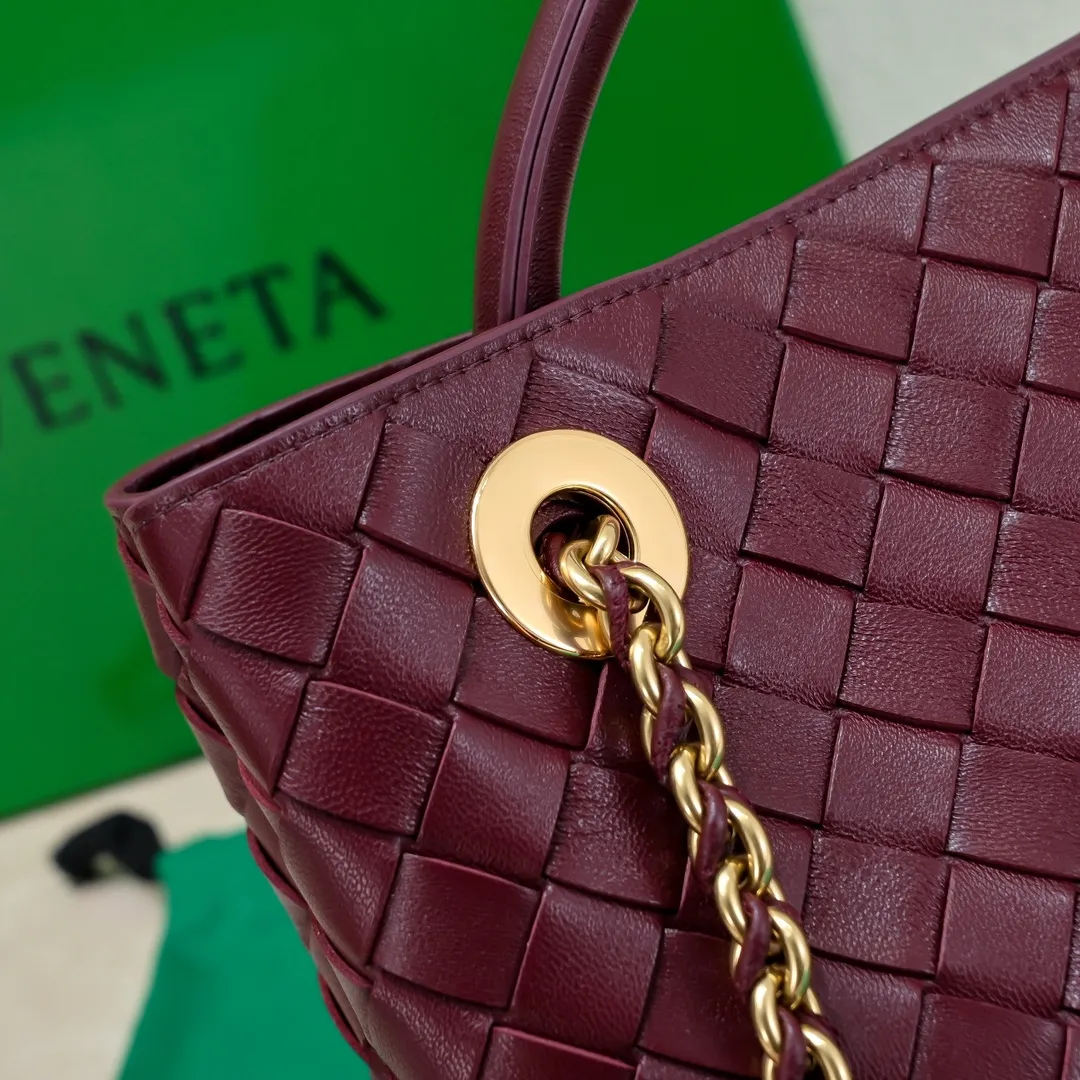 Batch 1960 BOTTEGA VENETA 2024 spring and summer new small ANDIAMO chain bag is also available! 🔥🔥I believe many friends have been waiting for a long time. The metallic chain adds a touch of sophistication to the original softness and elegance of Andiamo. The collision of classic craftsmanship and elegance creates a different kind of beauty. Style number: 6008 Size: 25*22*10.5cm